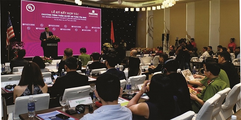 Ông Ian Steff, quyền trợ lý Bộ trưởng Bộ Thương mại Hoa Kỳ đọc diễn văn khai mạc lễ Ký kết.